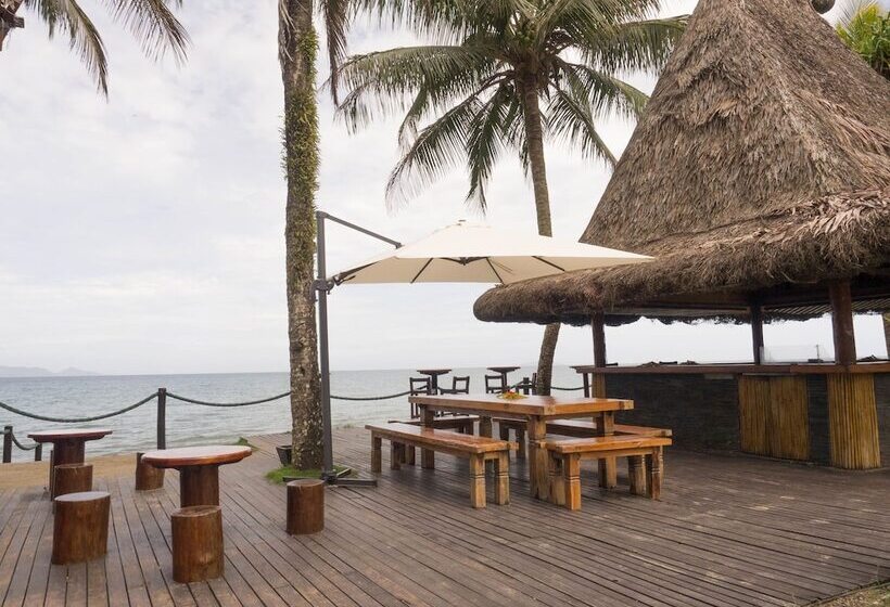 هتل Uprising Beach Resort