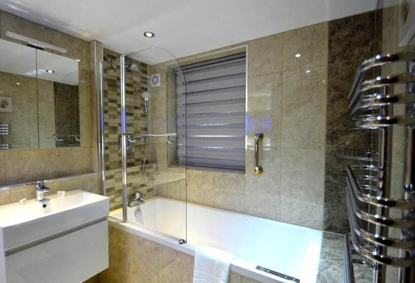 Hyde Park Suites   Apartments