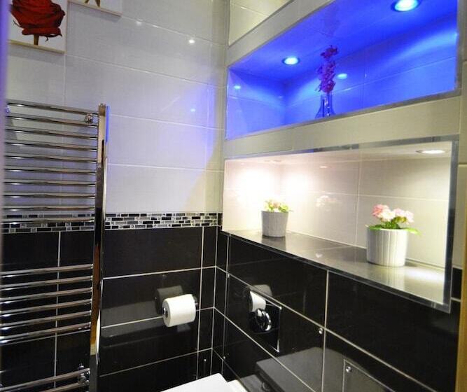 Hyde Park Suites   Apartments