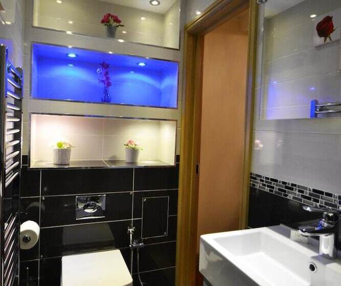 Hyde Park Suites   Apartments