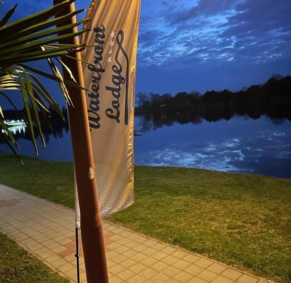 צימר Waterfront Lodge