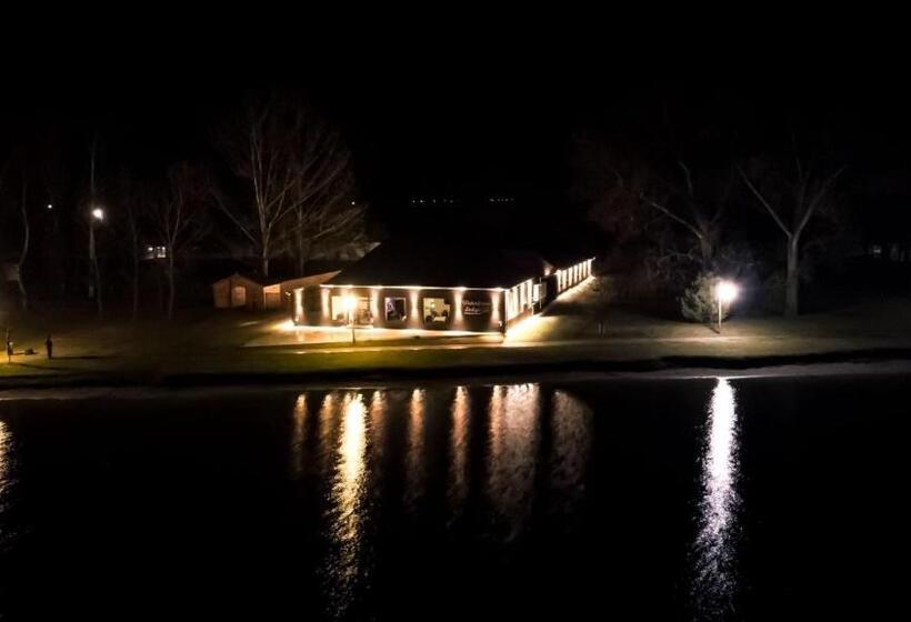 مبيت وإفطار Waterfront Lodge