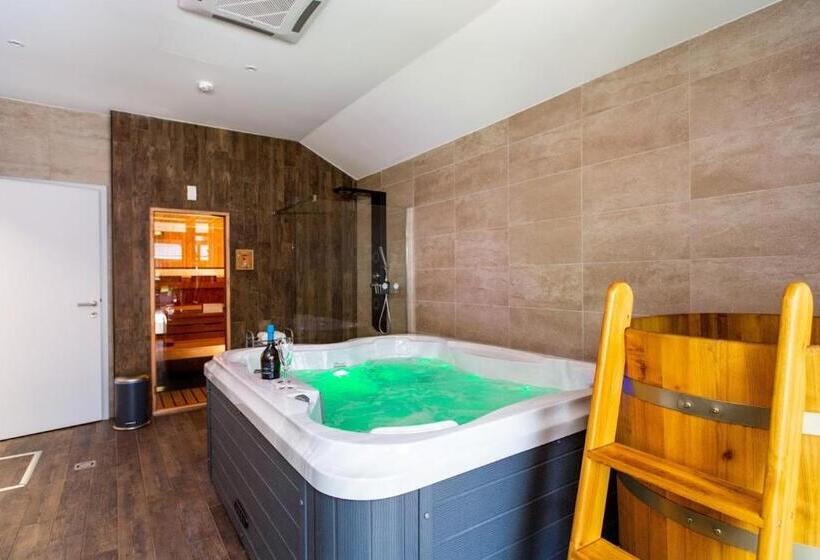 צימר Waterfront Lodge