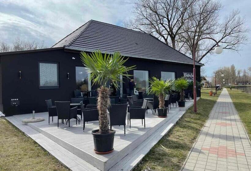 ベッドアンドブレックファースト Waterfront Lodge