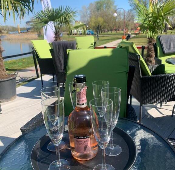 צימר Waterfront Lodge