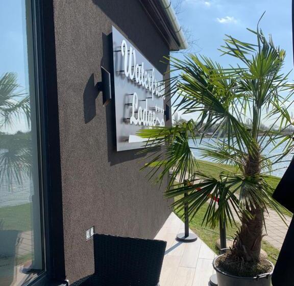 ベッドアンドブレックファースト Waterfront Lodge