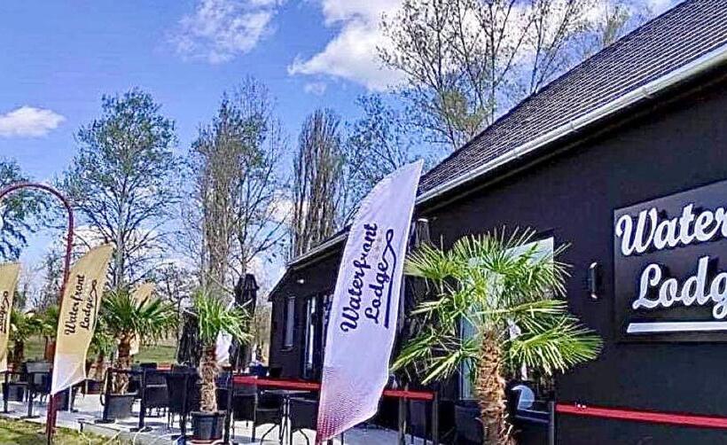 צימר Waterfront Lodge