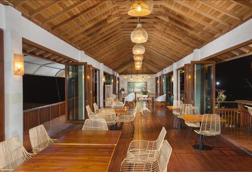 Giriwood Hotel & Villa