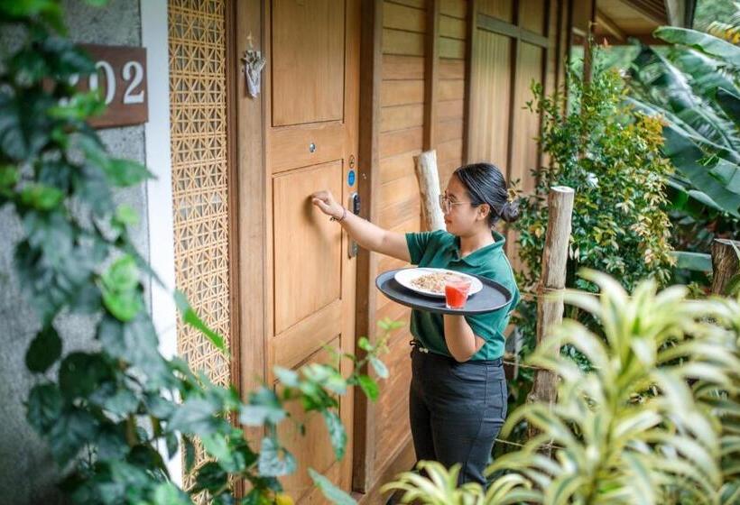 Giriwood Hotel & Villa