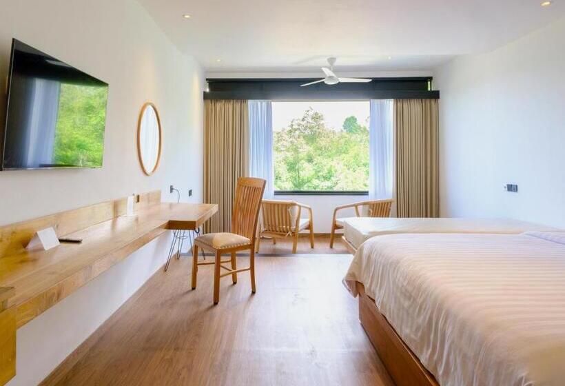 Giriwood Hotel & Villa