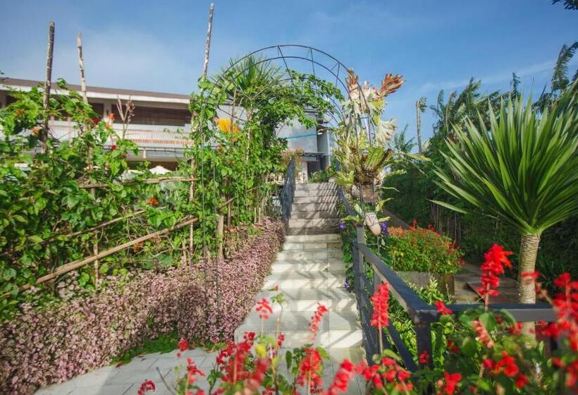 Giriwood Hotel & Villa