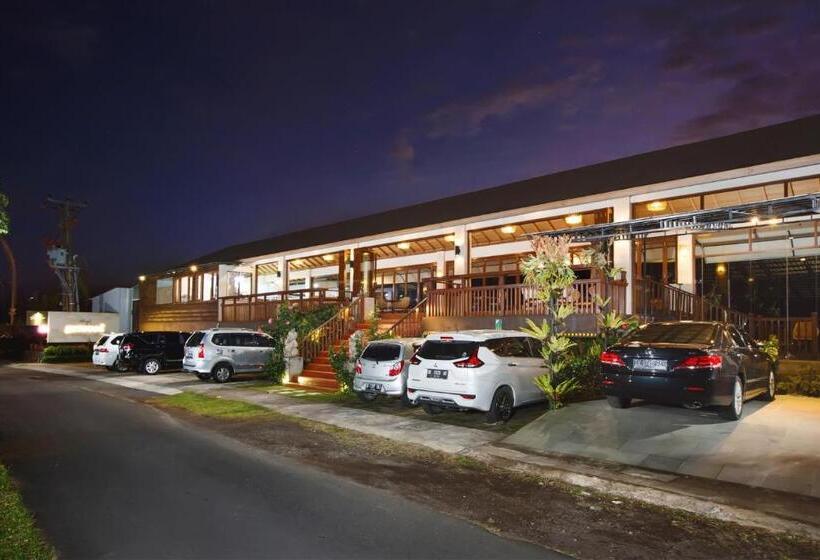 Giriwood Hotel & Villa