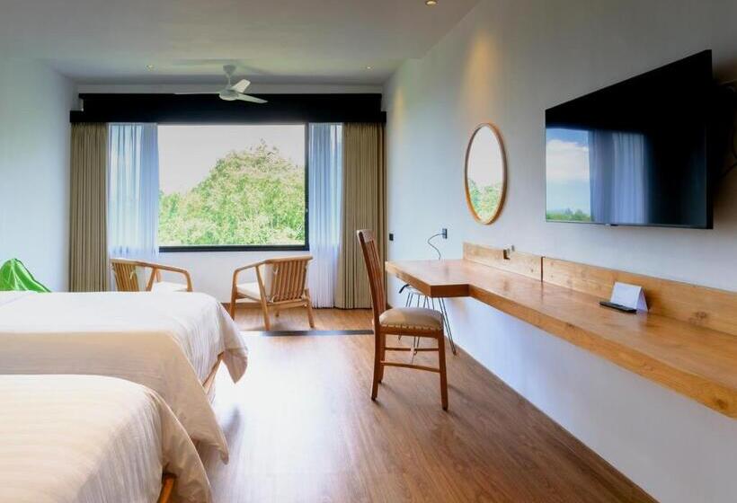 Giriwood Hotel & Villa