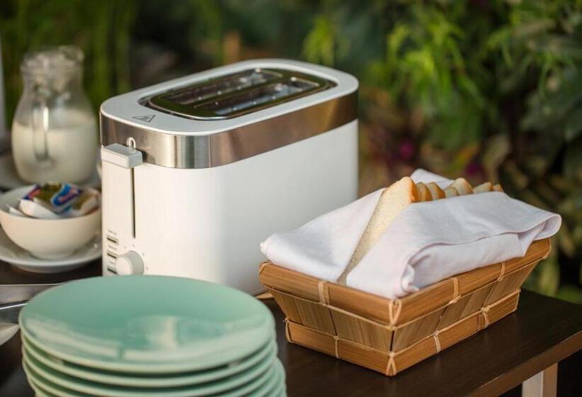 Giriwood Hotel & Villa