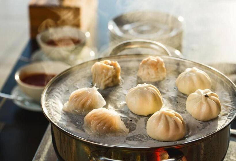 Giriwood Hotel & Villa