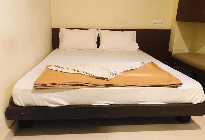 בית מלון כפרי Staymaker Bright Palace Residency