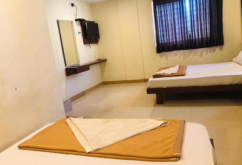 בית מלון כפרי Staymaker Bright Palace Residency