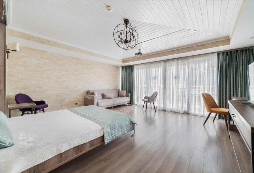 هتل Castle Franco Suites