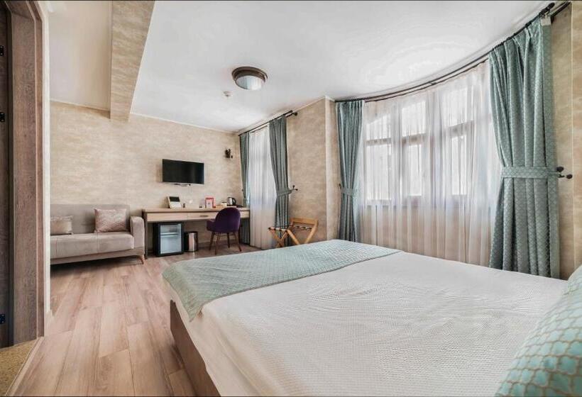 هتل Castle Franco Suites