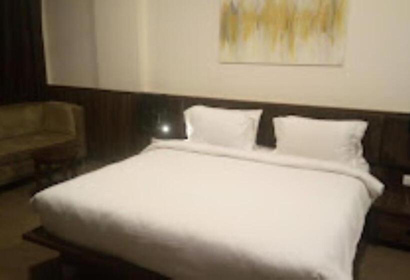 בית מלון כפרי High Rise Regency, Burhanpur