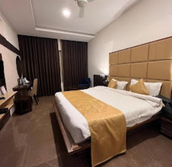 בית מלון כפרי High Rise Regency, Burhanpur