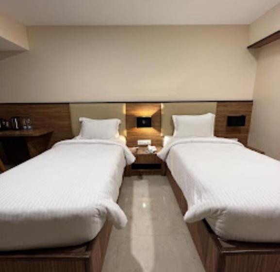 בית מלון כפרי High Rise Regency, Burhanpur