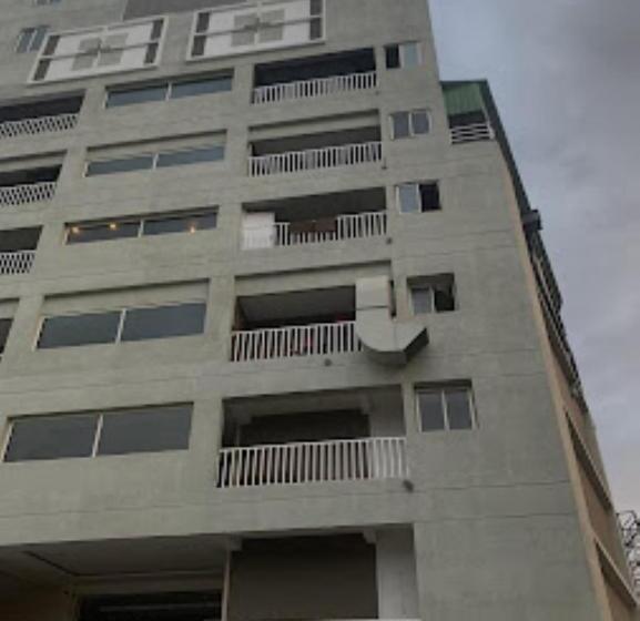 בית מלון כפרי High Rise Regency, Burhanpur