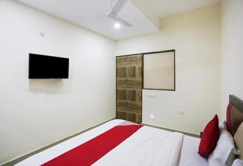 בית מלון כפרי Oyo 78247 Crown Inn