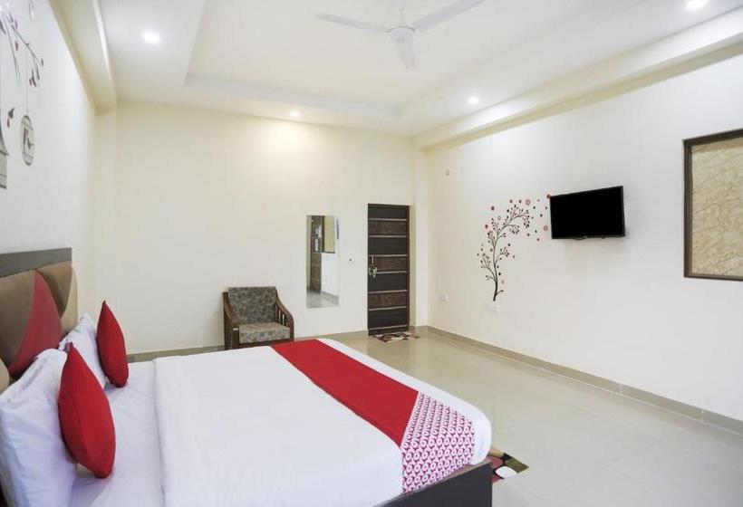 בית מלון כפרי Oyo 78247 Crown Inn