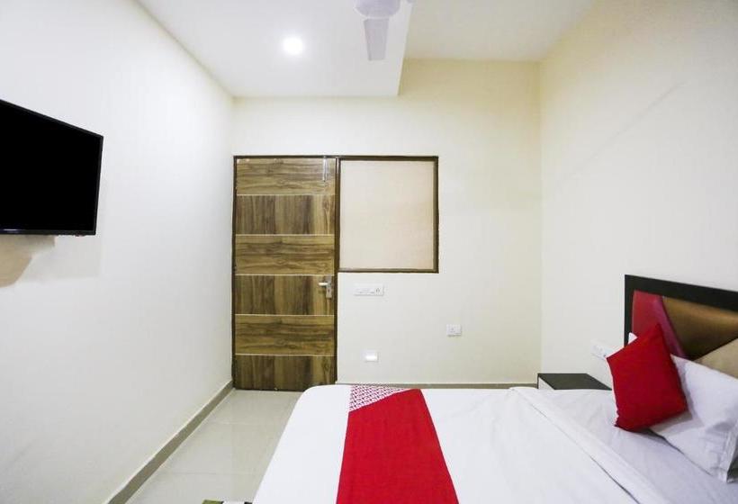 בית מלון כפרי Oyo 78247 Crown Inn