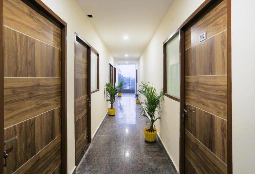 בית מלון כפרי Oyo 78247 Crown Inn