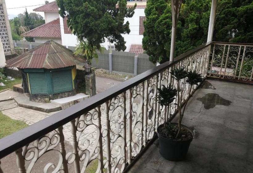 호텔 Oyo 90228 Villa Ratu Kencana Sari