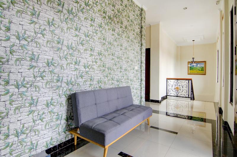 Отель Oyo 90233 The Shine Residence