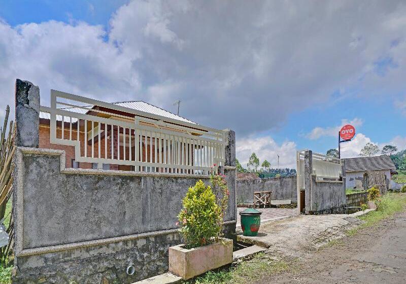 호텔 Oyo 90242 Villa & Guest House Panput