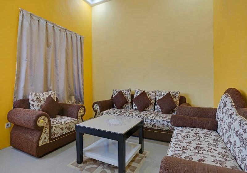 호텔 Oyo 90242 Villa & Guest House Panput