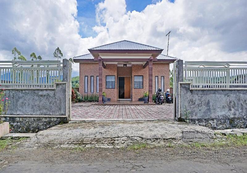 호텔 Oyo 90242 Villa & Guest House Panput