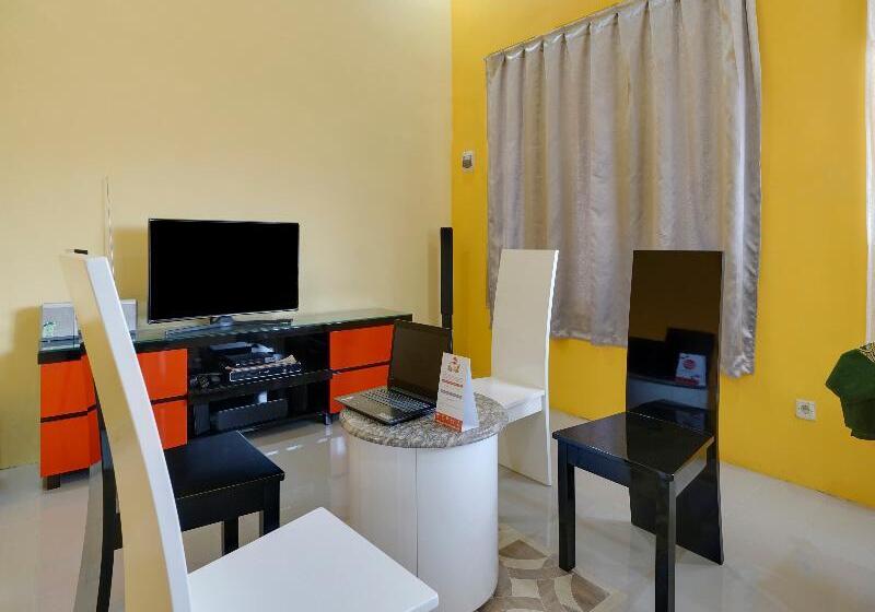 호텔 Oyo 90242 Villa & Guest House Panput