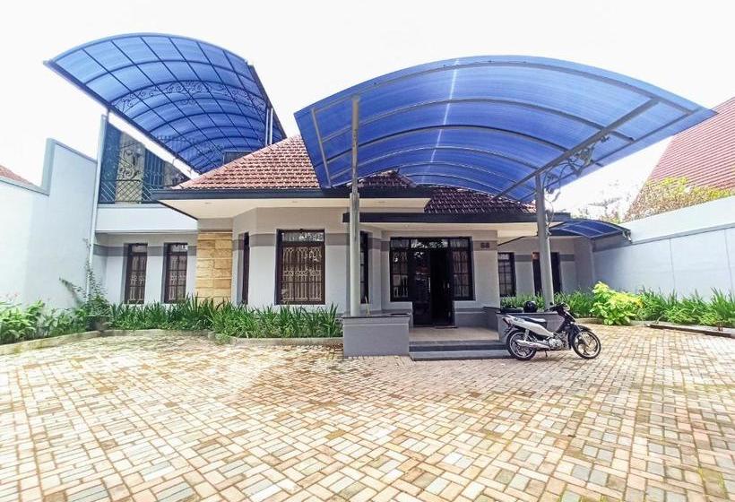 Отель Oyo 90267 Ijen 68 Homestay Family