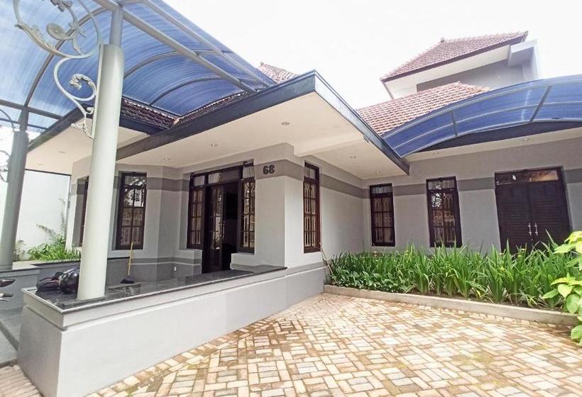 Отель Oyo 90267 Ijen 68 Homestay Family