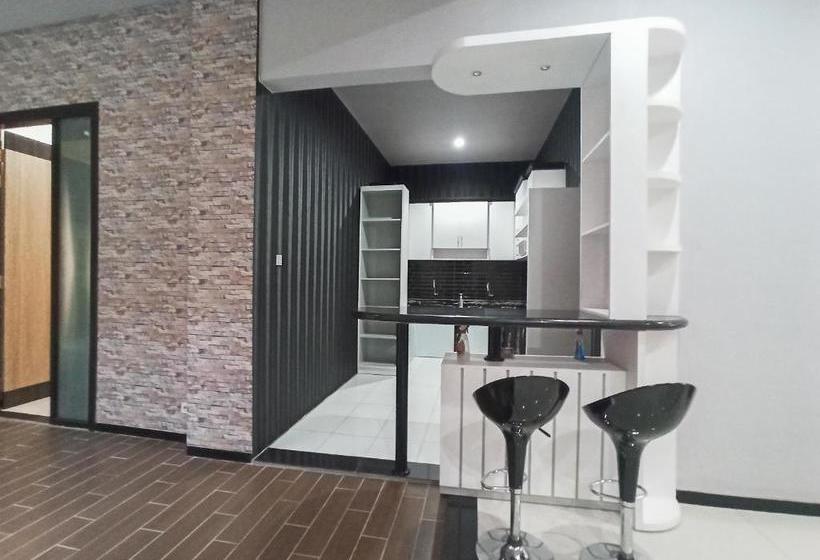 Отель Oyo 90267 Ijen 68 Homestay Family