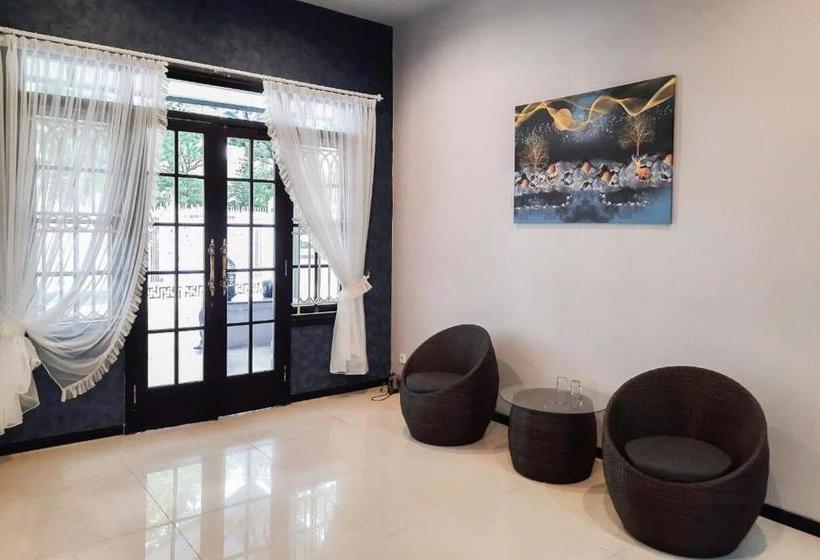 Отель Oyo 90267 Ijen 68 Homestay Family