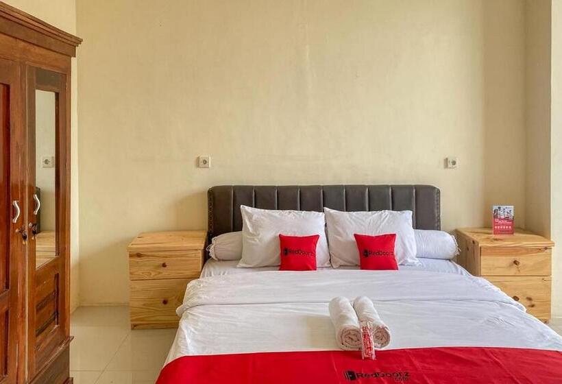 Отель Reddoorz Near Universitas Merdeka Malang 2