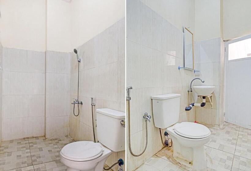 Отель Reddoorz Near Universitas Merdeka Malang 2