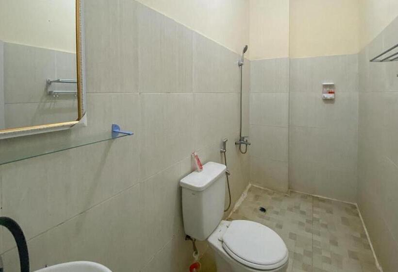 Отель Reddoorz Near Universitas Merdeka Malang 2