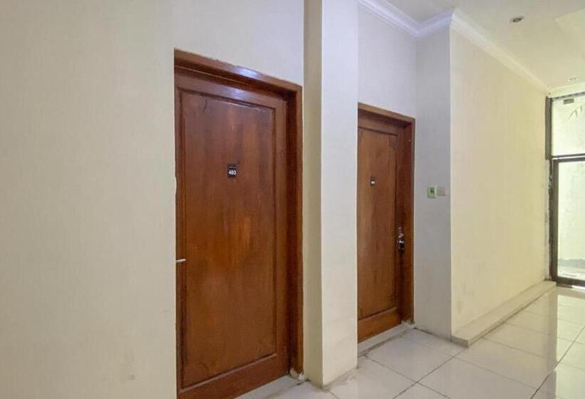 Отель Reddoorz Near Universitas Merdeka Malang 2