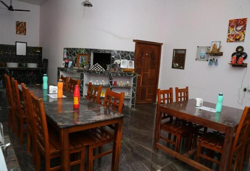 호스텔 Blissful Haven Art House   Near Entrance To Auroville