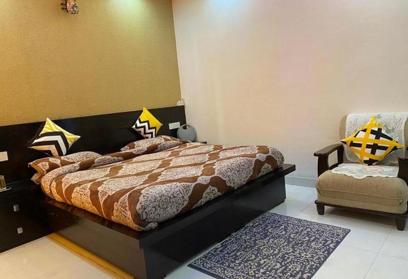 تختخواب و صبحانه Parimahal Homestay