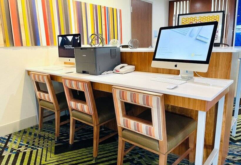 Отель Holiday Inn Express & Suites Blythe, An Ihg