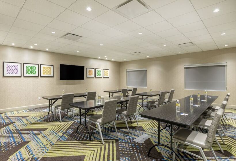 فندق Holiday Inn Express & Suites   Watertown, An Ihg
