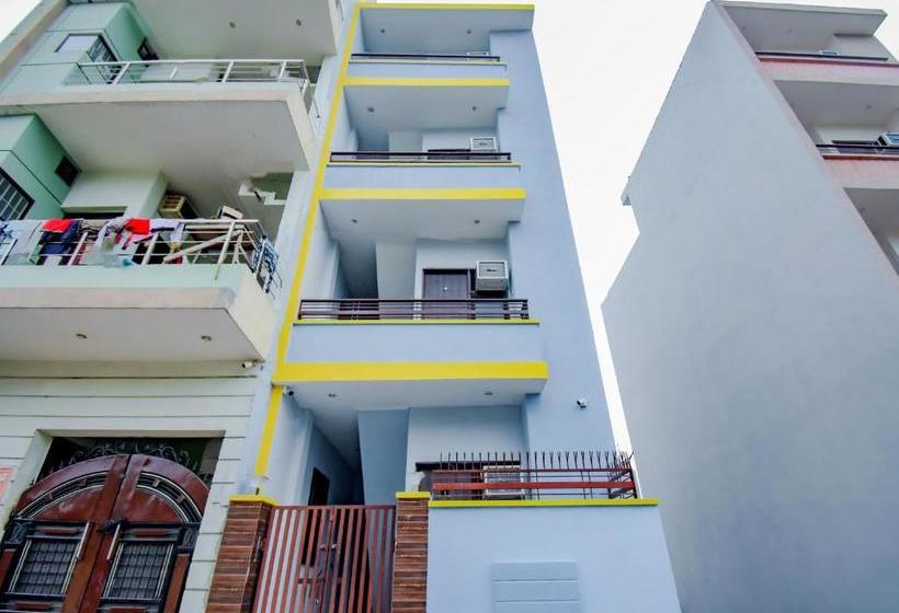 فندق Oyo 77497 White House